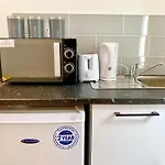 London Studio Apartments, Private Bathroom, Kitchenette, Parking, Np3