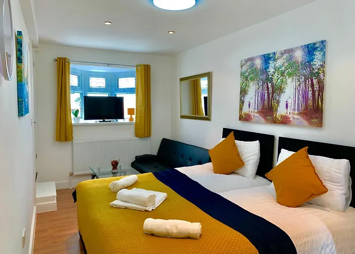 London Studio Apartments, Private Bathroom, Kitchenette, Parking, Np3